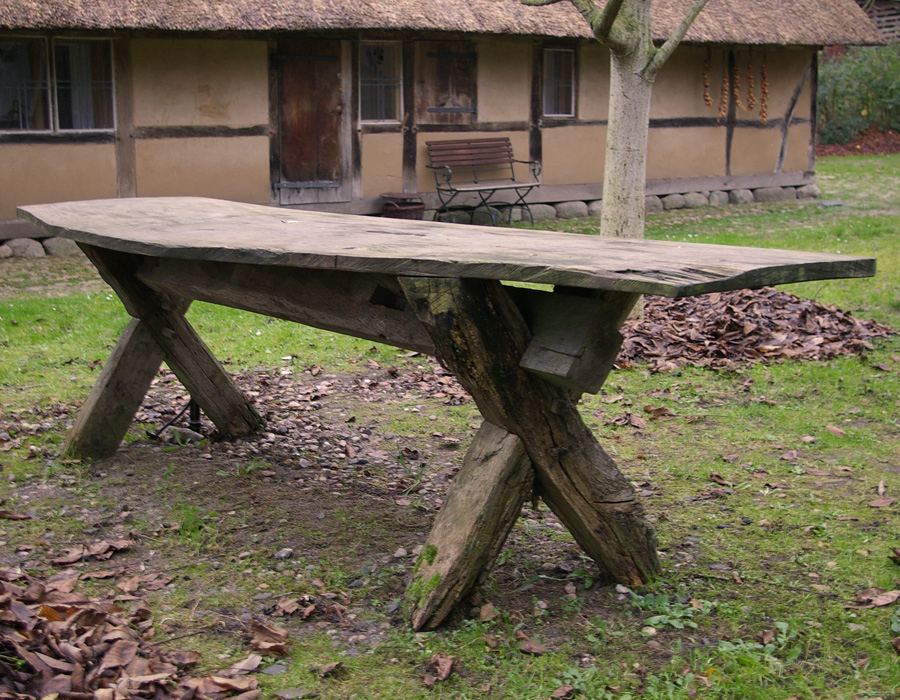 Gartentisch aus alten Fachwerkbalken